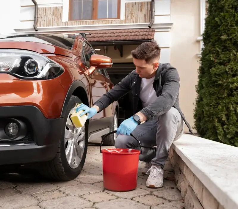 Lavage auto à domicile Lourties-Monbrun : professionnel intervenant sur un véhicule